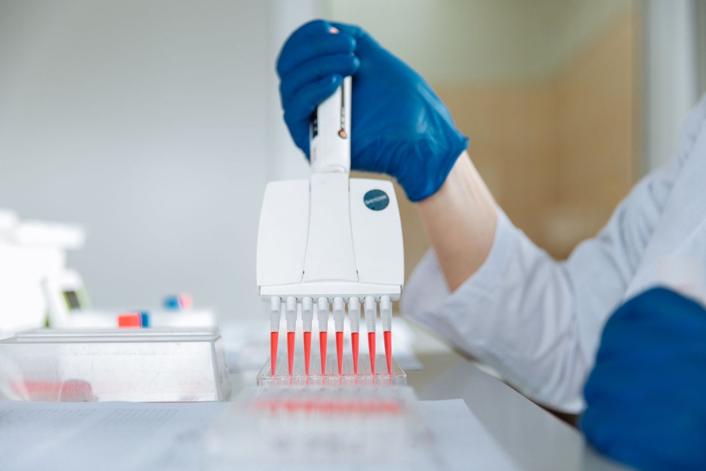 Técnico de laboratorio con pipeta multicanal - ensayos de aptitud Global Proficiency Ltd